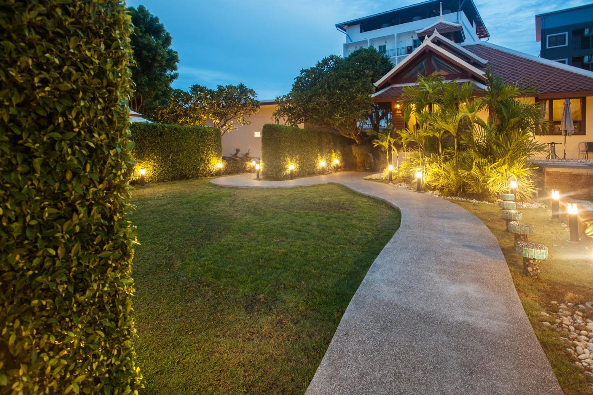 Achawalai Hotel Jomtien Beach Exterior photo